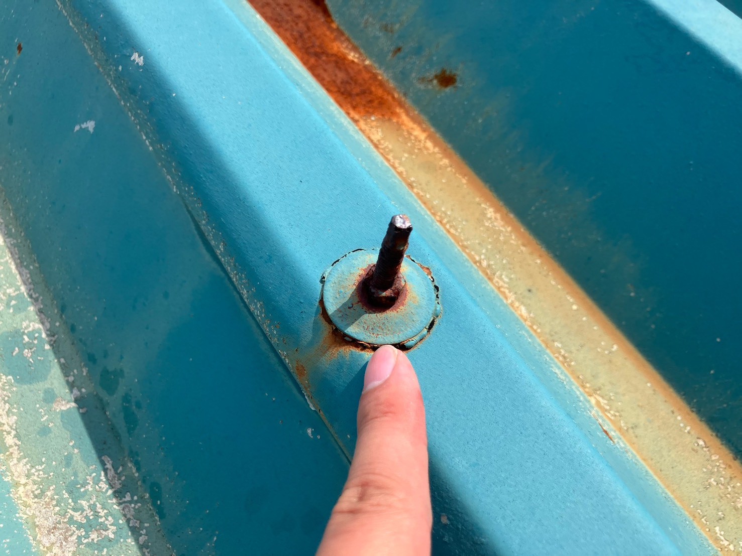 ボルト周辺のサビと浮き